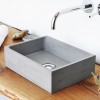 Vasque rectangulaire à poser 34x26 cm design BOX MINI de Gravelli, béton poli gris clair